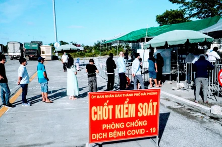 Kiểm soát người vào thành phố tại các chốt kiểm soát dịch bệnh Covid-19 cửa ngõ TP Hải Phòng.