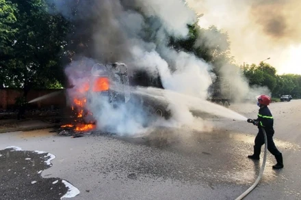 Lực lượng chuyên nghiệp nỗ lực phun nước dập lửa.