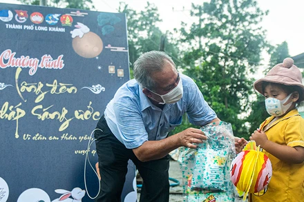 Trao quà Trung thu cho trẻ em ở phường Bảo Vinh, TP Long Khánh, Đồng Nai ngày 17/9.