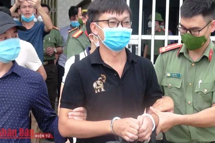 Lực lượng chức năng áp giải đối tượng.