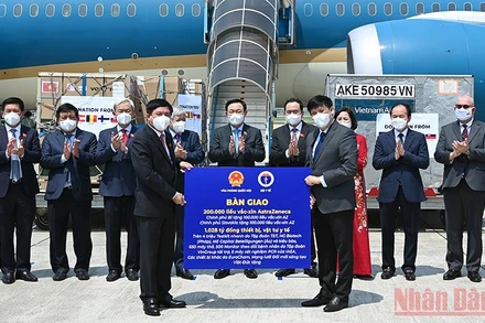 Trao tặng vaccine, thiết bị vật tư y tế và tiền mặt tặng Việt Nam nhân chuyến công tác của Chủ tịch Quốc hội cho Bộ Y tế (Ảnh: Duy Linh).