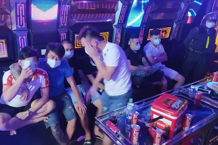 17 đối tượng tụ tập sử dụng ma túy trong phòng karaoke tại Biên Hòa, Đồng Nai ngày 21/2/2021.