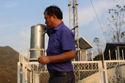 Kiểm tra hệ thống đo mưa tự động tại Trạm Khí tượng - Thủy văn Mường Lát (Đài Khí tượng - Thủy văn khu vực Trung Trung Bộ).