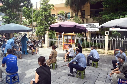 Xét nghiệm Covid-19 cho người dân Hà Nội. (Ảnh: DUY LINH)