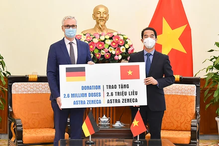 Thứ trưởng Bộ Ngoại giao Tô Anh Dũng và Đại sứ Đức tại Việt Nam Guildo Hildner trao tượng trưng 2,6 triệu liều vaccine AstraZeneca phòng Covid-19. (Ảnh: Bộ Ngoại giao)
