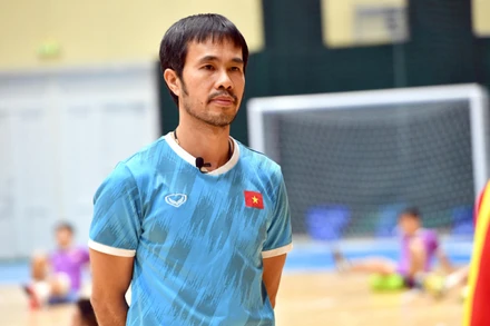 HLV Phạm Minh Giang nhiễm Covid-19 trước trận tuyển futsal Việt Nam gặp Nga. (Ảnh: VFF)