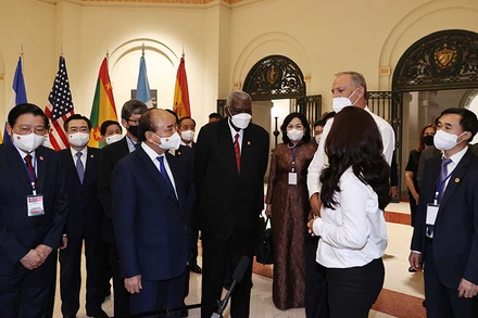 Chủ tịch Quốc hội Cộng hòa Cuba Esteban Lazo Hernández và các đại biểu đón Chủ tịch nước Nguyễn Xuân Phúc. 