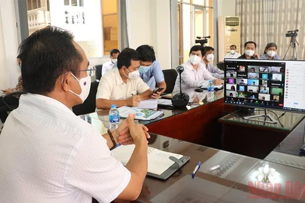 Bí thư Tỉnh ủy Long An đối thoại trực tuyến với hơn 500 doanh nghiệp về phương án khôi phục sản xuất từ 15/9 đến 15/10.