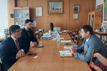 Đại sứ Nguyễn Hồng Thạch (trái) và Chủ tịch Hội Họa sĩ Ukraine (Ảnh: QUẾ ANH)