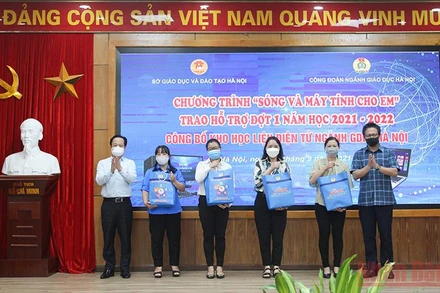 Trao quà tặng tại chương trình.