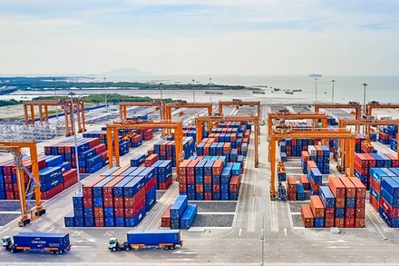 Dù dịch Covid-19 diễn biến phức tạp, cảng Gemalink (thị xã Phú Mỹ) vẫn duy trì hoạt động ổn định, công tác xếp dỡ hàng nhanh chóng và an toàn.