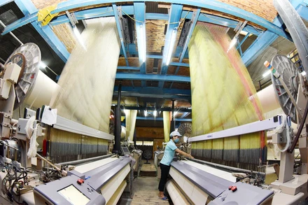 Nghị quyết 105/NQ-CP được kỳ vọng sẽ hỗ trợ các DN vượt qua khó khăn do dịch Covid-19. Trong ảnh: Sản xuất sợi tại Công ty cổ phần Dệt may Sơn Nam (Nam Định). Ảnh: ĐỨC TOÀN