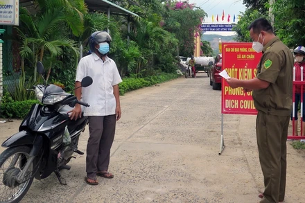 Tổ chức kiểm soát ra vào và cung ứng hàng hóa cần thiết cho khu vực phong tỏa xã An Chấn, huyện Tuy An, Phú Yên.
