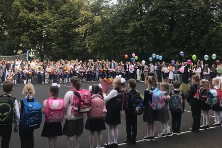 Toàn cảnh lễ khai giảng tối giản mùa Covid-19 được tổ chức cho 70 em lần đầu tiên cắp sách vào lớp một và 34 em học sinh cuối cấp phổ thông (Ảnh: QUẾ ANH).