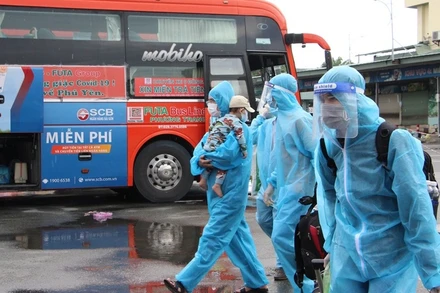 Người dân về quê chiều 9/9 tại Bến xe miền Đông.