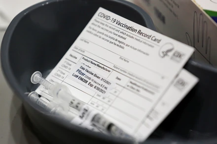 Giấy chứng nhận tiêm vaccine phòng Covid-19 tại Mỹ. (Ảnh: Reuters)