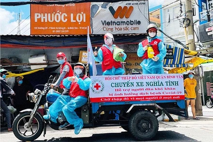 Những cán bộ, hội viên Chữ thập Đỏ không ngại hiểm nguy, vất vả, với mục tiêu hướng về cộng đồng. (Nguồn: Hội Chữ thập Đỏ Việt Nam)