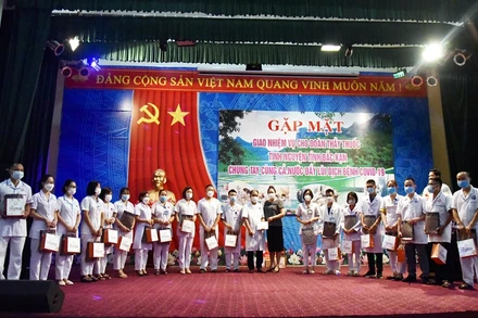 Tặng quà, động viên đoàn công tác lên đường thực hiện nhiệm vụ. 