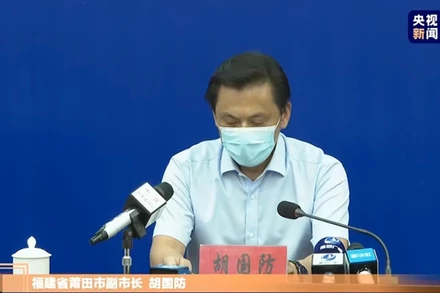 Phó Thị trưởng thành phố Phủ Điền họp báo về tình hình Covid-19 tại địa bàn chiều 12/9. (Ảnh chụp màn hình CCTV)