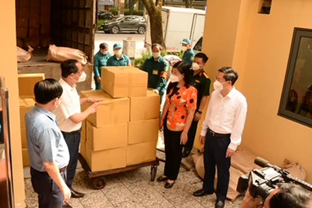 Mặt trận Tổ quốc thành phố Hà Nội tiếp nhận ủng hộ trong sáng 10/9.