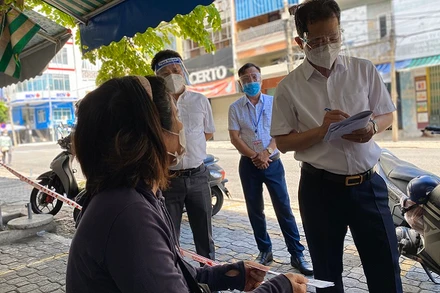 Bí thư Thành uỷ Đà Nẵng (ngoài cùng bên phải) trực tiếp kiểm tra, ghi lại các tâm tư, nguyện vọng của người dân tại chợ Hàn sáng nay, 6/9.