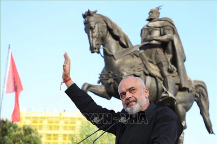 Thủ tướng Albania Edi Rama phát biểu trước những người ủng hộ tại Tirana sau khi kết quả bầu cử Quốc hội được công bố ngày 27/4/2021. Ảnh: AFP/TTXVN
