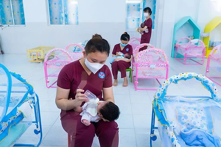 100 nôi võng tự động vừa được Trung tâm Công tác xã hội thanh thiếu niên Việt Nam trao tặng Trung tâm H.O.P.E.