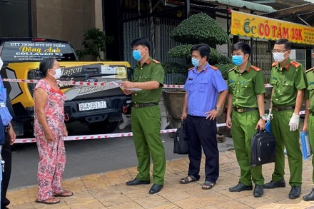 Cơ quan Cảnh sát điều tra Công an TP Bạc Liêu triển khai quyết định khởi tố vụ án hình sự đối với bà Nguyễn Huỳnh Như, chủ cơ sở mỹ phẩm Đông Anh về hành vi làm lây lan dịch bệnh Covid-19.