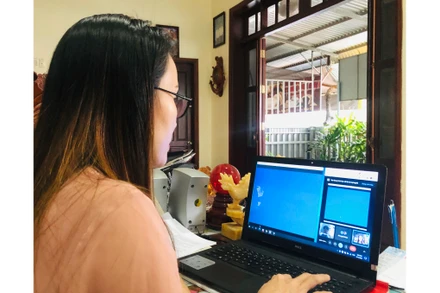 Nhiều giáo viên, học sinh ở Bạc Liêu nỗ lực khắc phục mọi khó khăn trong việc dạy và học trực tuyến. 