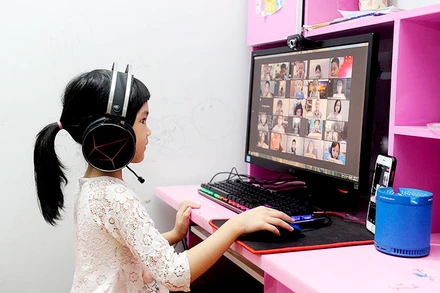 Học sinh lớp 1 tại quận Hoàng Mai (Hà Nội) học trực tuyến do ảnh hưởng của dịch Covid-19. Ảnh: ĐĂNG KHOA