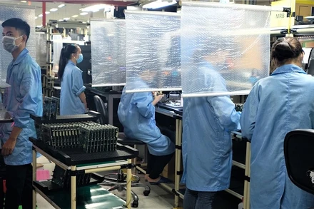 Người lao động đang làm việc ở Công ty TNHH Datalogic Việt Nam trong Khu Công nghệ cao TP Hồ Chí Minh (đang thực hiện “ba tại chỗ”).