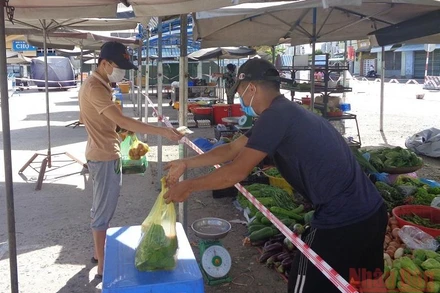 Người dân ở vùng vàng, vùng xanh được đi chợ nhưng phải đảm bảo an toàn.