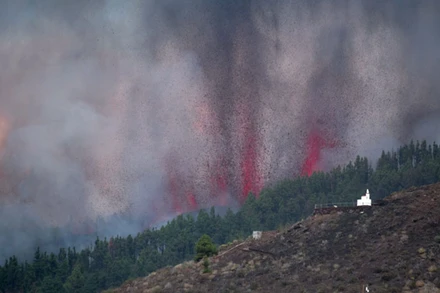 Núi lửa ở công viên Cumbre Vieja phun trào tạo 1 cột khói, tro bụi và dung nham. (Nguồn: AFP/Getty Images)