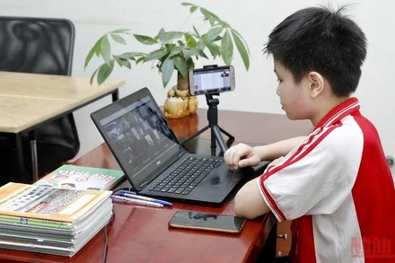 Học sinh trường THCS Mai Dịch (Hà Nội) học trực tuyến trong thời gian giãn cách xã hội. Ảnh: (ĐĂNG ANH).