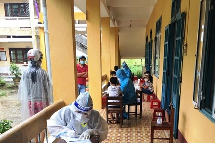 Lấy mẫu xét nghiệm tại phường Hương Chữ, thị xã Hương Trà.