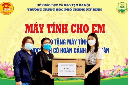 Trường THPT Mỹ Đình (quận Nam Từ Liêm, Hà Nội) trao tặng máy tính cho học sinh.