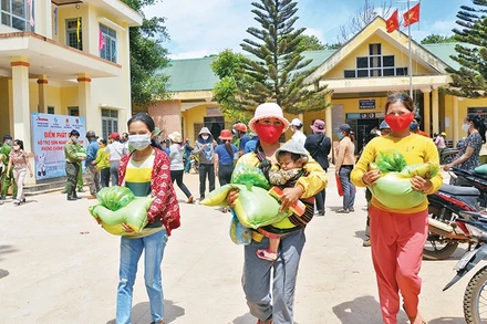 Niềm vui của dân nghèo được một chương trình thiện nguyện hỗ trợ phòng, chống Covid-19. 