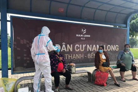 Đón các thai phụ đang tạm trú tại TP Hồ Chí Minh về An Giang.