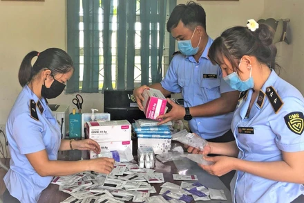 Lực lượng Quản lý thị trường thu giữ 100 bộ kit test nhanh Covid-19. (Ảnh: PHAN HOÀ). 