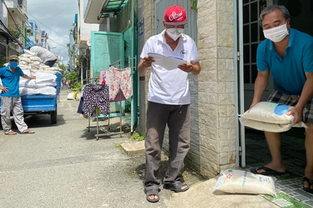 Tổ phát gạo Khu phố 7, phường Bình Hưng Hoà B, Quận Bình Tân phát 15 ký gạo cho mỗi hộ dân có hoàn cảnh khó khăn.