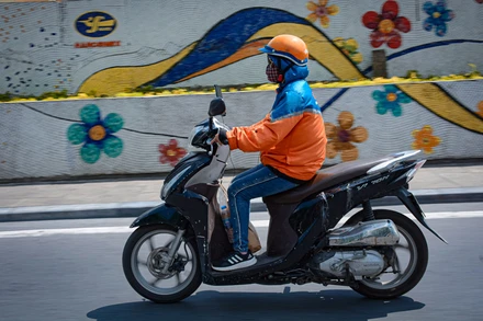 Những ngày dịch như thế này, nhu cầu shipper lên cao, Mừng có đơn chạy liên tục.