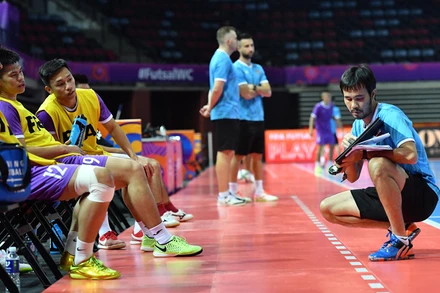 HLV Phạm Minh Giang nghiên cứu kỹ đối thủ Brazil. (Ảnh: VFF)