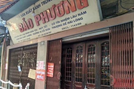 Một cửa hàng bán bánh Trung thu trên phố Thuỵ Khuê (quận Tây Hồ, Hà Nội) đóng cửa, dừng bán hàng, chiều 18/9. (Ảnh: NGUYỆT ÁNH)