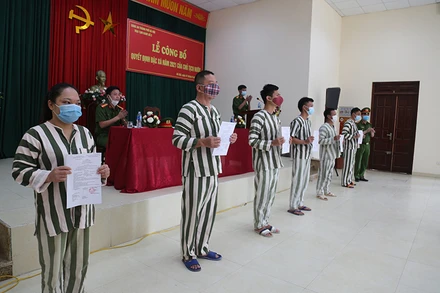 Các phạm nhân nhận quyết định đặc xá của Chủ tịch nước.