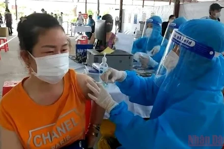 Tiêm vaccine ngừa Covid-19 cho các tiểu thương chợ Vinh. (Ảnh: THÀNH CHÂU).