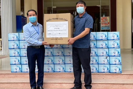 Công ty nước sạch Thanh Sơn tặng khẩu trang và nước uống cho cán bộ tuyến đầu chống dịch ở huyện Ninh Giang (Hải Dương).