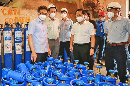 Phó Thủ tướng Vũ Đức Đam và đại diện các ban, sở ngành, đơn vị tham quan Trạm bơm oxy y tế tại nhà máy thép Thủ Đức.