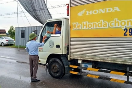Người điều khiển phương tiện vận tải hàng hóa vào Thái Nguyên chỉ cần làm test nhanh kháng nguyên tại chốt kiểm dịch Covid-19.