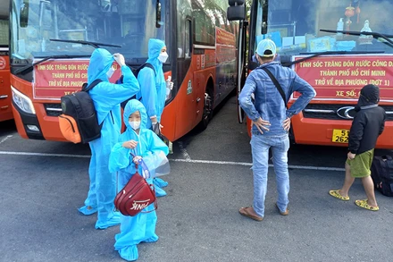 Công dân Sóc Trăng được đón về quê tại bến xe Miền Tây, TP Hồ Chí Minh.