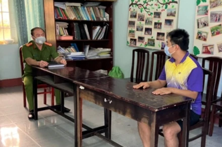 Điều tra viên lấy lời khai một nghi can trong vụ án.